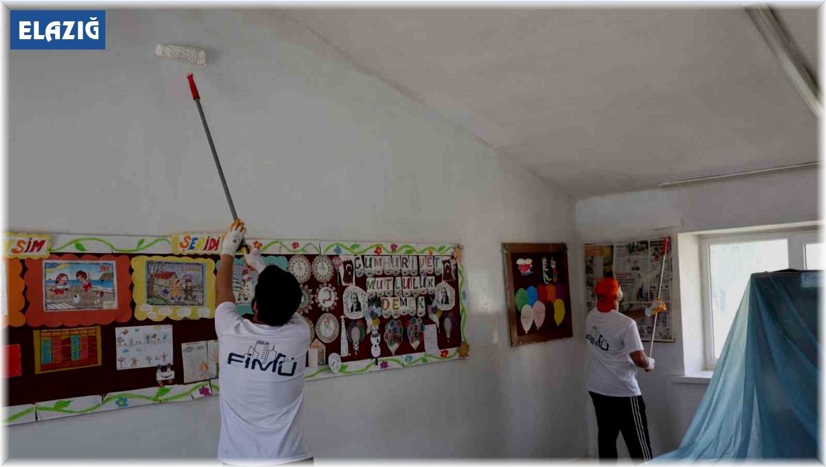 Üniversite öğrencileri köy okulunu onarıp boyadı