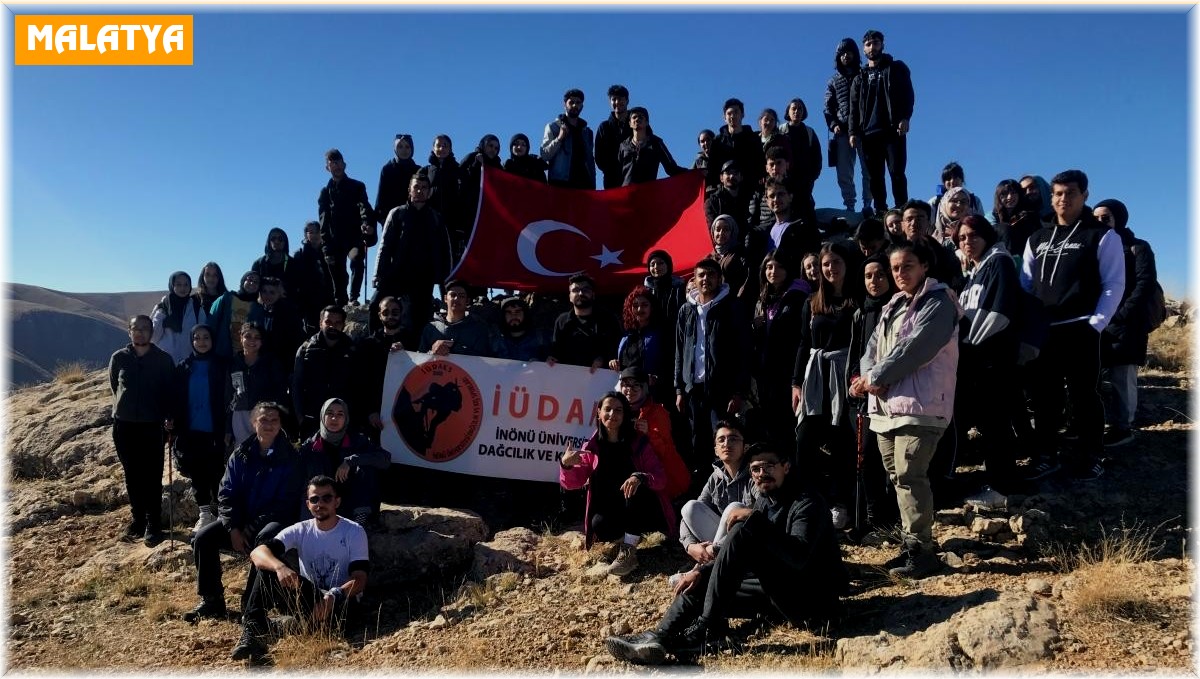 Üniversite öğrencileri Küçük Sivri Tepesi'ne tırmandı