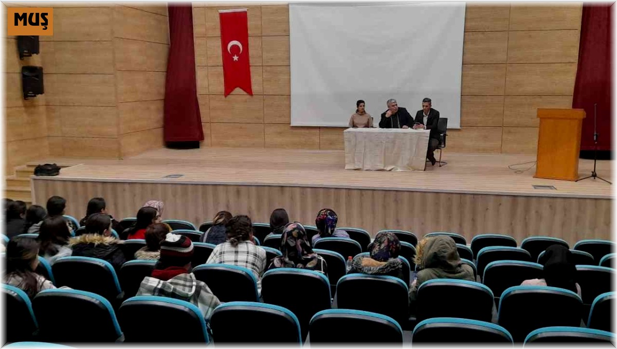 Üniversite öğrencileri kurslar hakkında bilgilendirildi