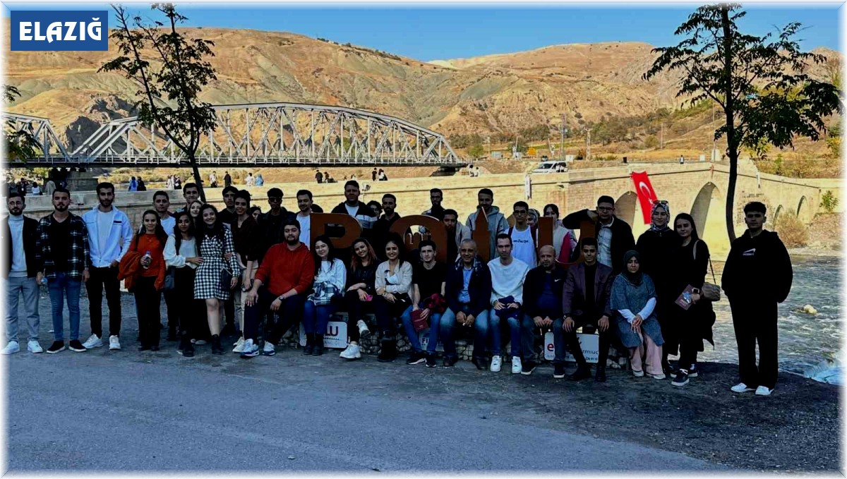 Üniversite öğrencileri tarihi Palu ilçesini gezdi