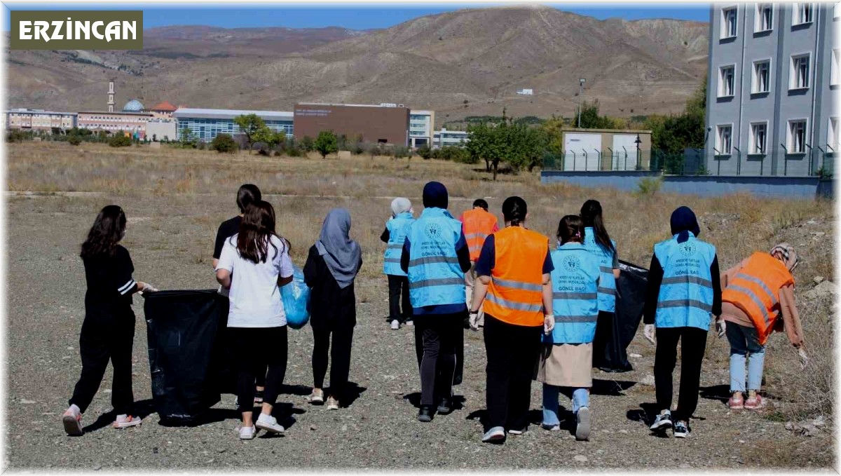 Üniversite öğrencilerinden çevre temizliği