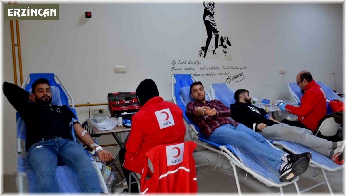 Üniversite öğrencilerinden Kızılay'a kan bağışı