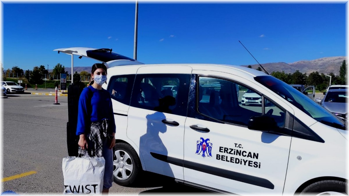 Üniversite öğrencilerini karşılamak için otogar, havalimanı ve şehir merkezine karşılama stantları kuruldu