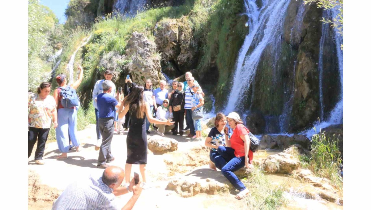 Üniversite öğrencilerinin gelmesiyle Girlevik Şelalesinde yoğunluk oluştu