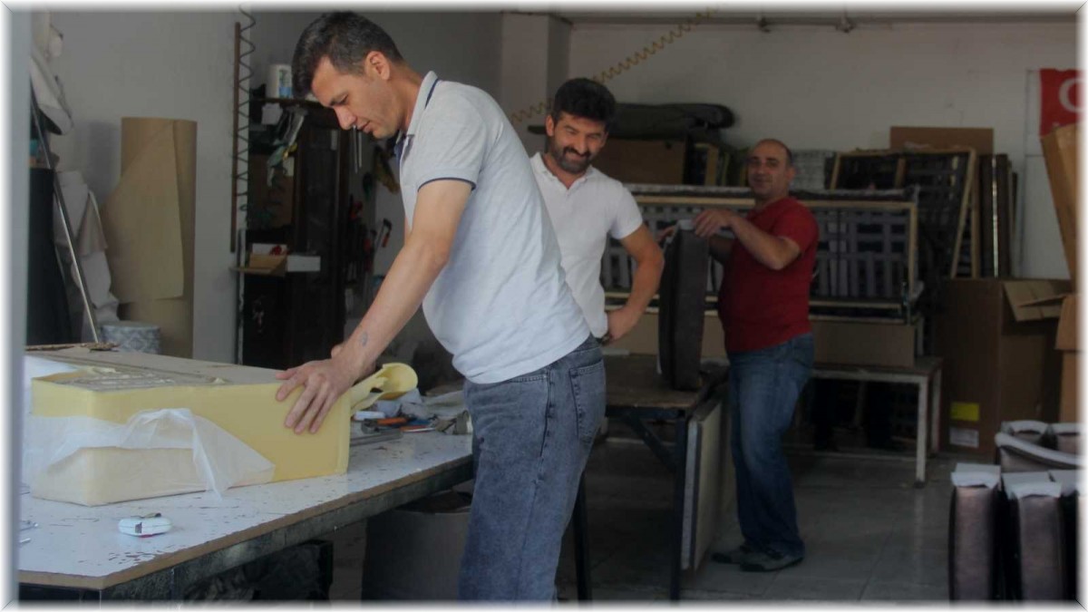 Üniversite öğrencilerinin gelmesiyle ikinci el eşya satıcıların yüzü güldü