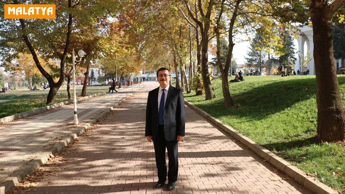 Üniversitede sonbahar ile kartpostallık manzara