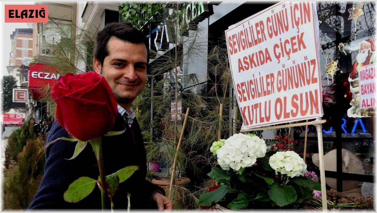 Üniversitedeyken sevdiğine hediye alamayan çiçekçiden 'Askıda Çiçek' kampanyası