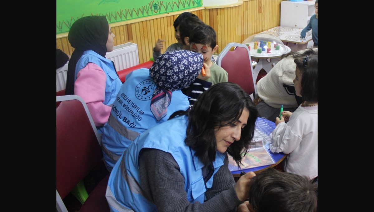 Üniversiteli gençler miniklerle buluştu