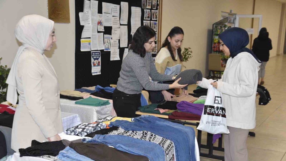 Üniversiteli kız öğrencilerinden örnek davranış