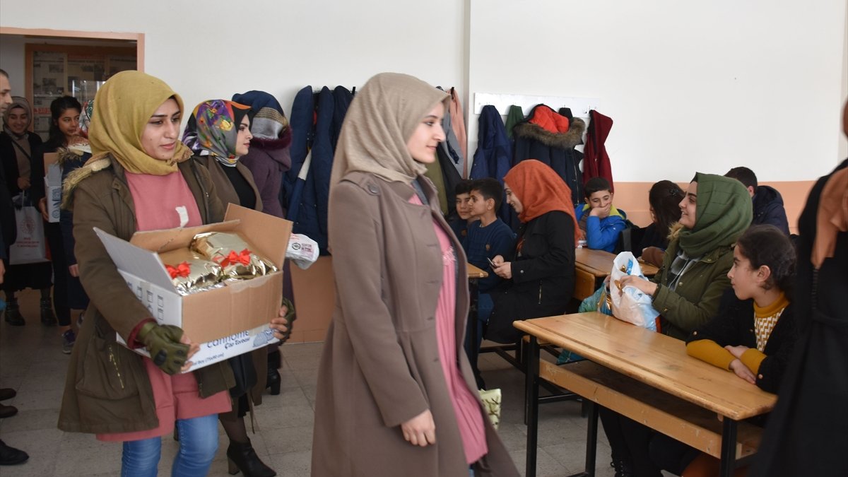 Üniversiteli kızlar ördükleri atkı ve bereleri güvenlik güçleri ve öğrencilere dağıttı