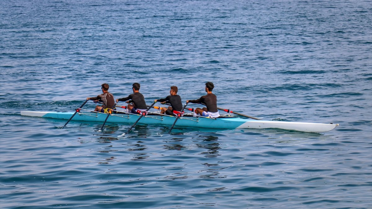Üniversiteli kürekçiler Van Gölü'nde yarıştı