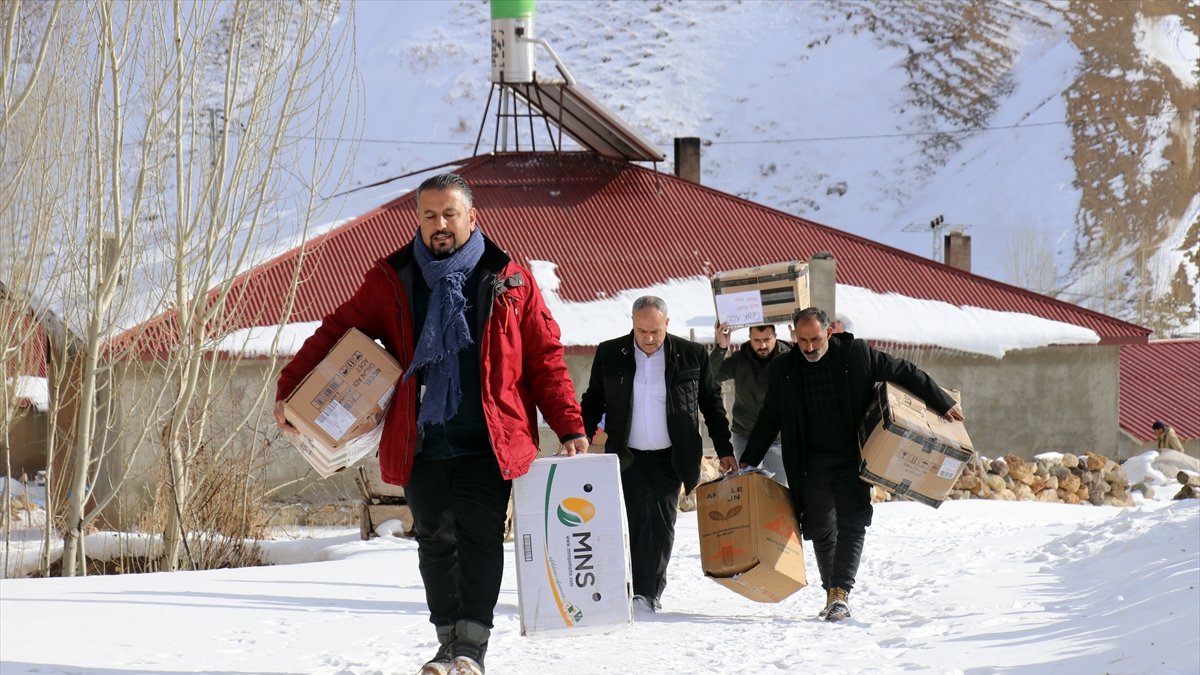 Üniversitelilerin harçlıklarıyla aldığı kışlık kıyafetler Ağrı'daki köy çocuklarını ısıttı