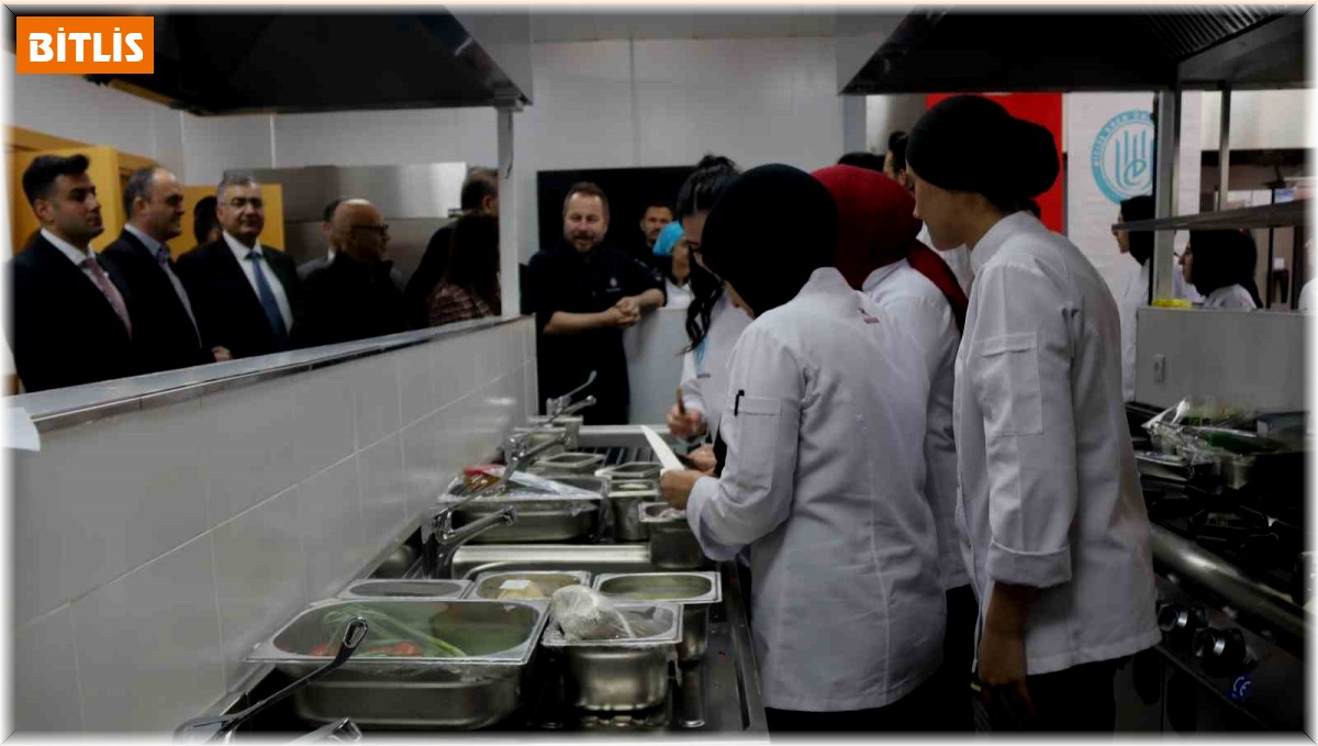 Ünlü gastronomi şefi üniversite öğrencileriyle yemek yaptı