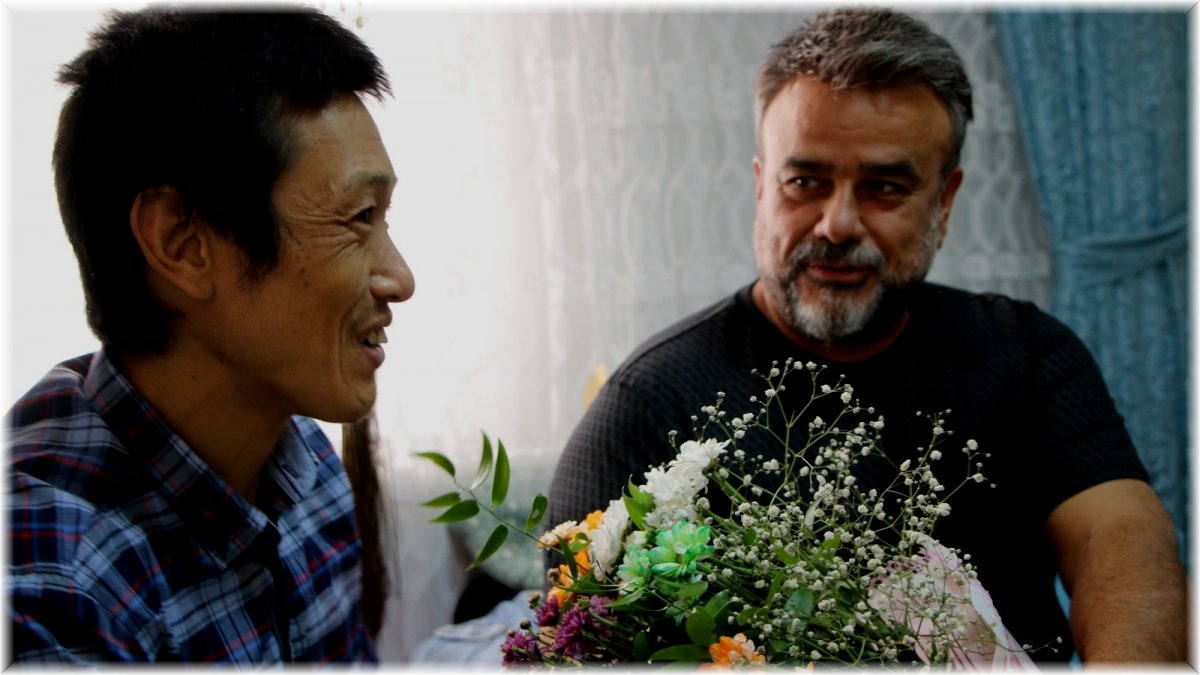 Ünlü sanatçı Bülent Serttaş, Elazığlı ailenin evinde misafir ettiği Japon turisti ziyaret etti