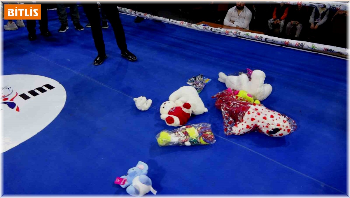 Ünlü sunucu Tarık Sayın: "Ringe atılan oyuncaklar bizi duygulandırdı"