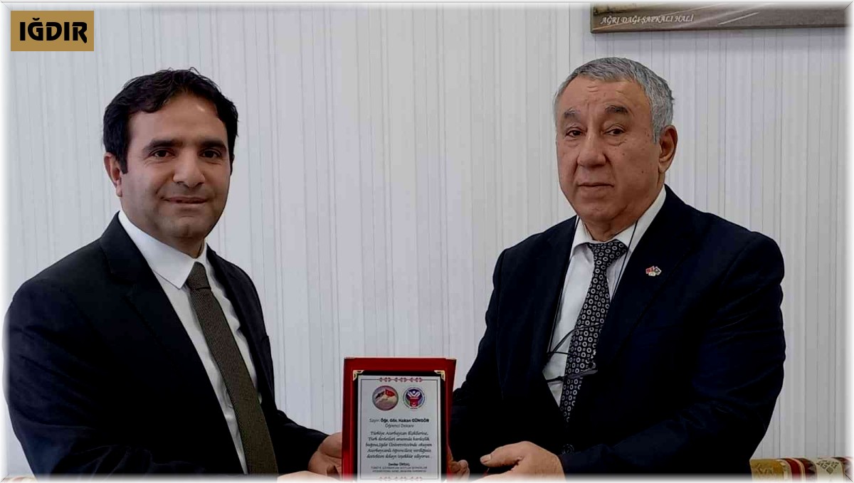 Ünsal'dan Dekan Güngör'e plaket