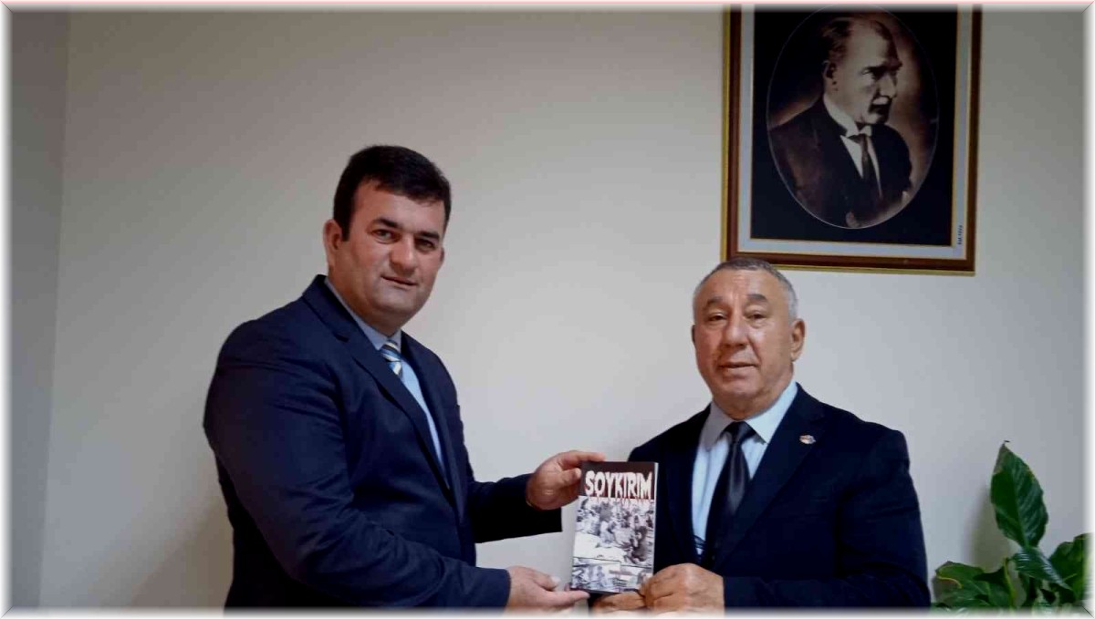 Ünsal, "Soykırım" kitabını Çelik'e hediye etti