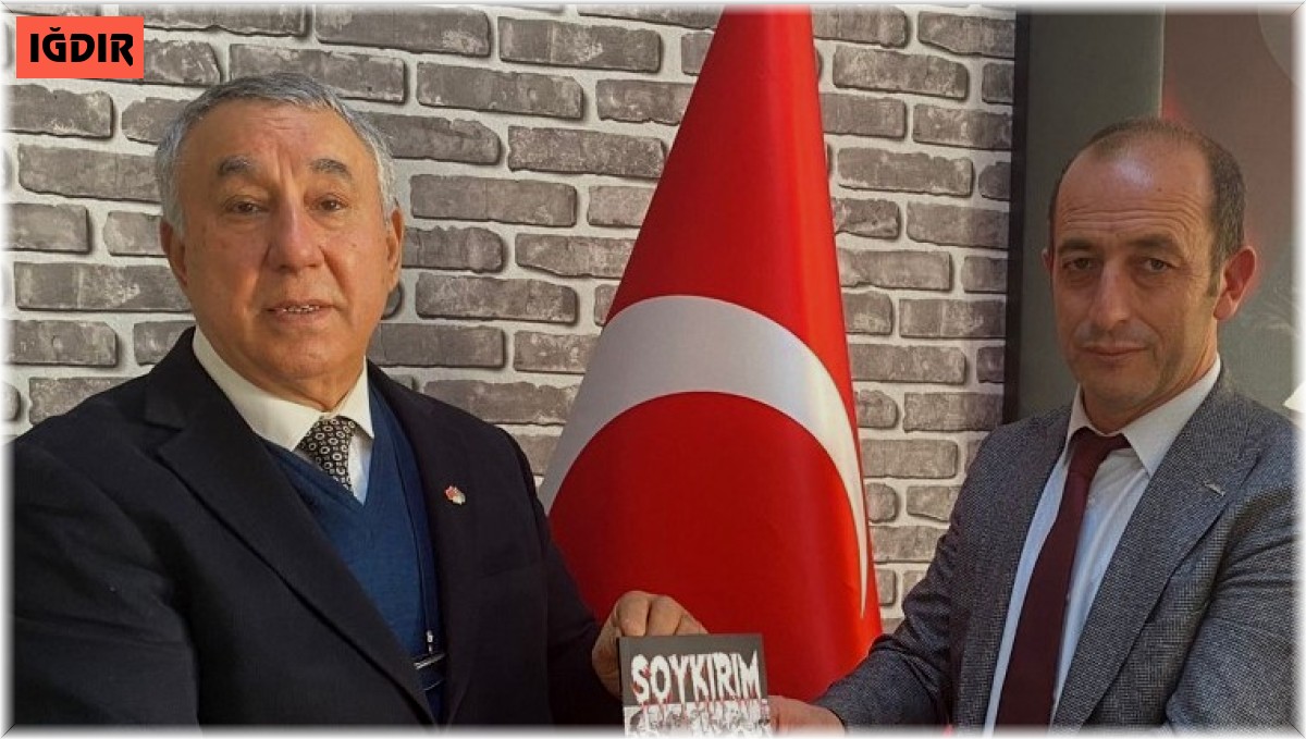 Ünsal, "Soykırım" kitabını Demirel'e hediye etti