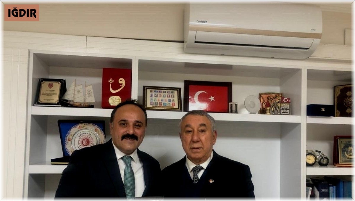 Ünsal, "Soykırım" kitabını Önal'a hediye etti