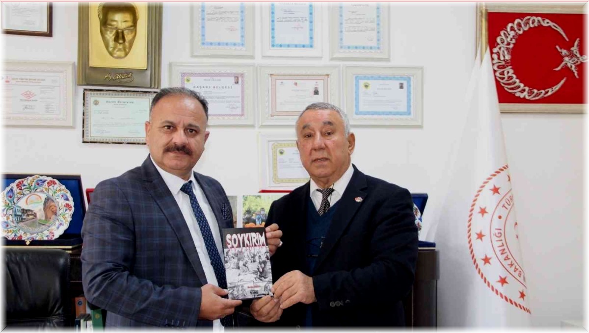 Ünsal, Soykırım kitabını Yolcu'ya hediye etti