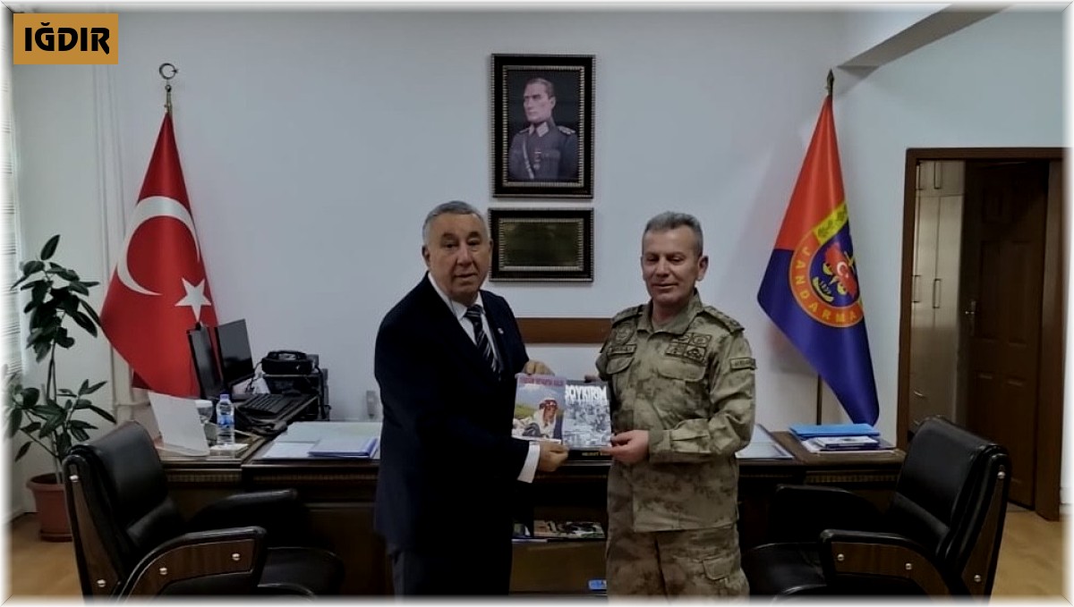 Ünsal, Soykırım ve Yüreğim Erivan'da Kaldı romanını Jandarma Komutanına hediye etti