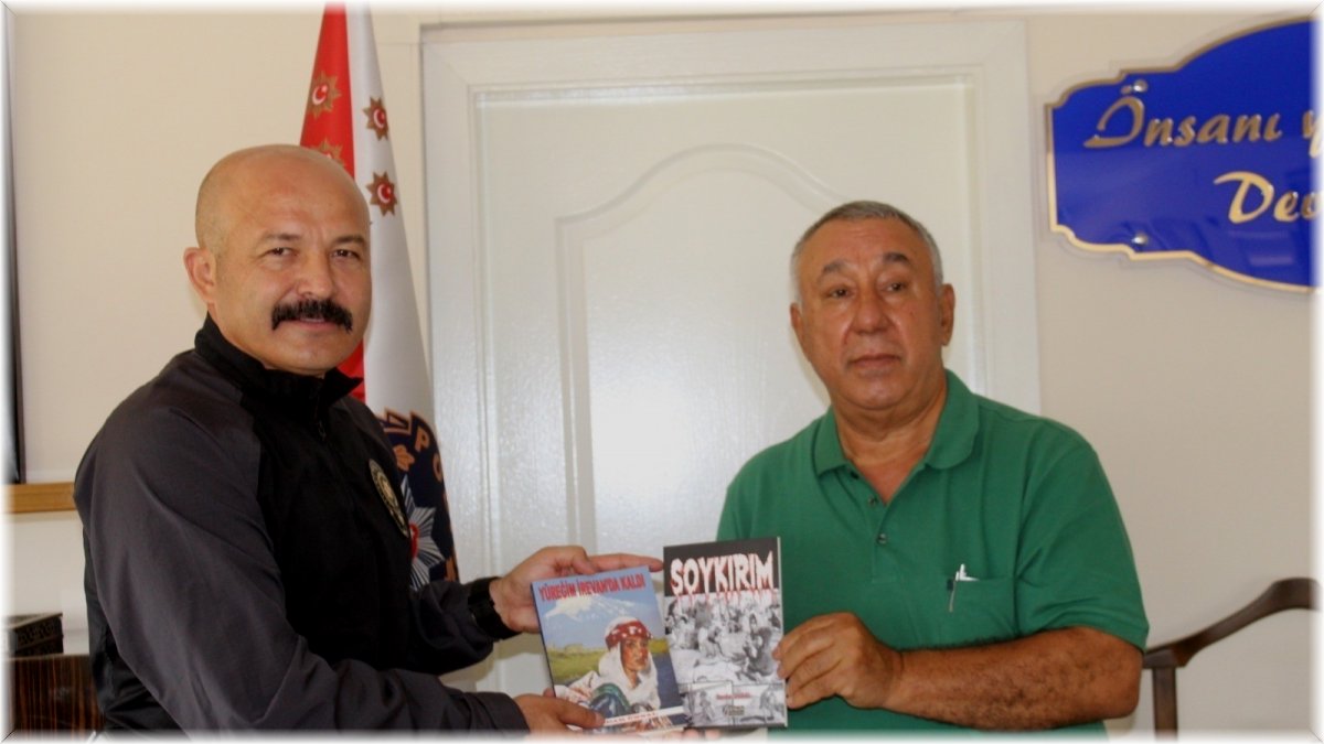 Ünsal, “Soykırım” ve “Yüreğim Erivanda kaldı” romanını emniyet müdürüne hediye etti