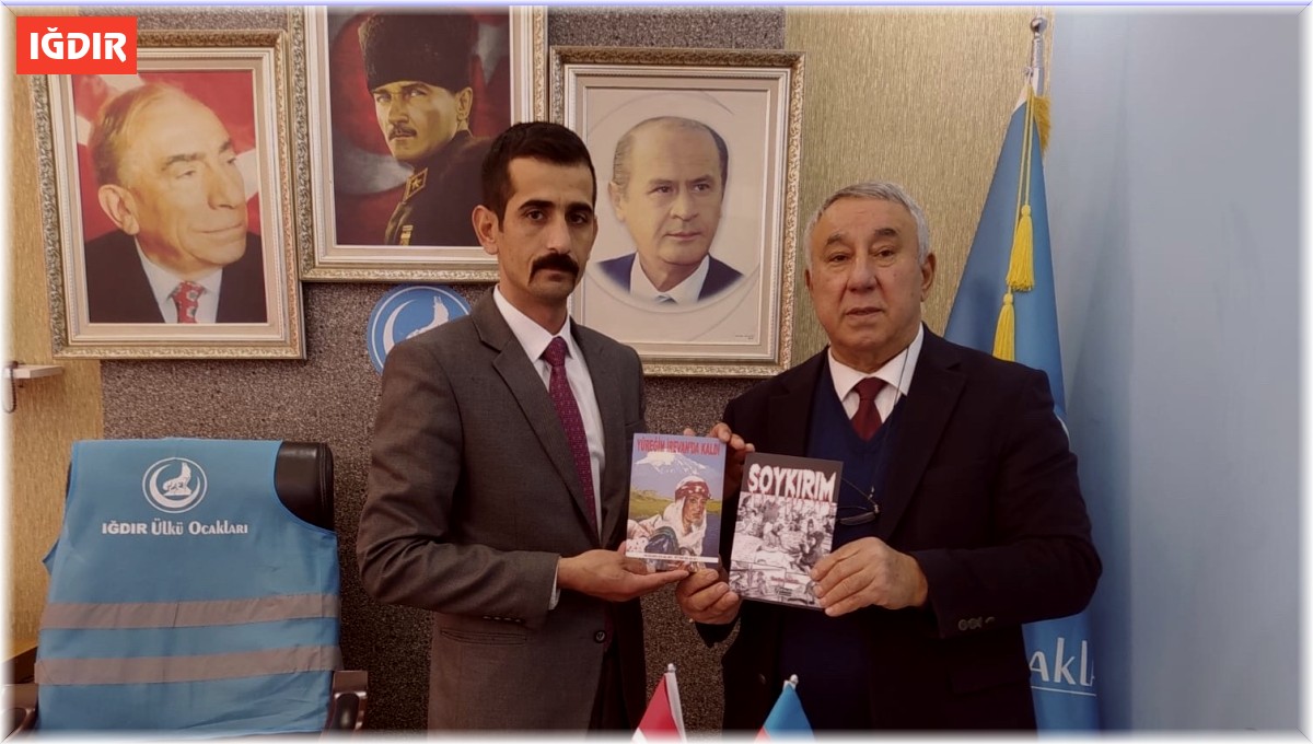 Ünsal, "Soykırım ve Yüreğim Erivanda Kaldı" romanını Iğdır ülkü ocakları başkanına hediye etti