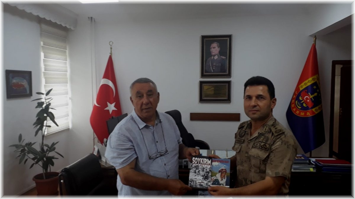 Ünsal, Soykırım ve Yüreğim Erivanda Kaldı romanını Jandarma komutanına hediye etti