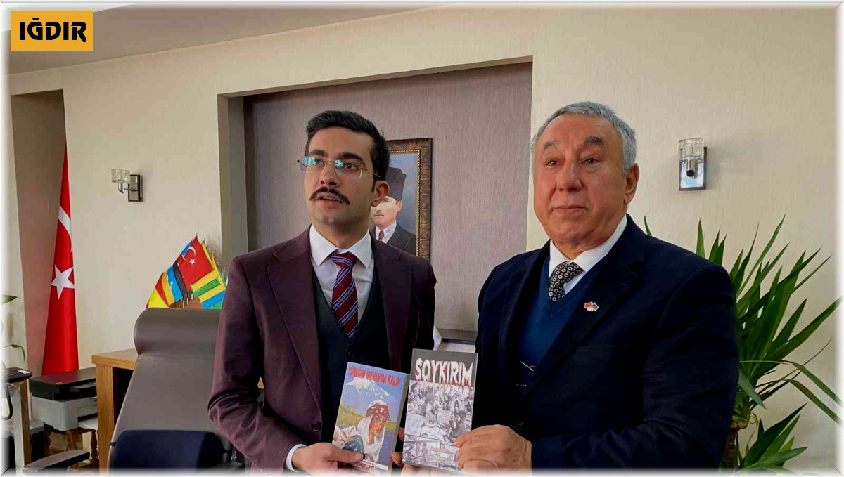Ünsal "Soykırım ve Yüreğim İrevan'da Kaldı" romanını kaymakam Köroğlu'na hediye etti