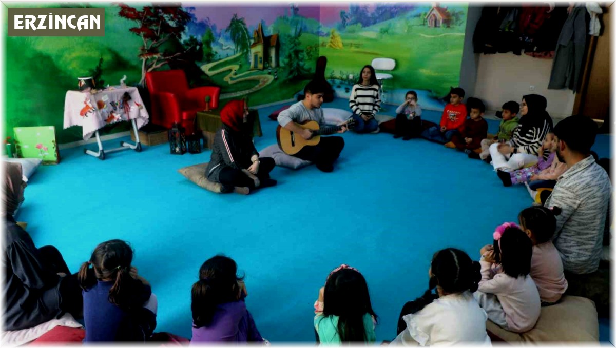 Unutulmaya yüz tutan masal geleneğini yaşatmaya çalışan üniversite öğrencileri anaokulu öğrencilerine derste masal anlatıyor