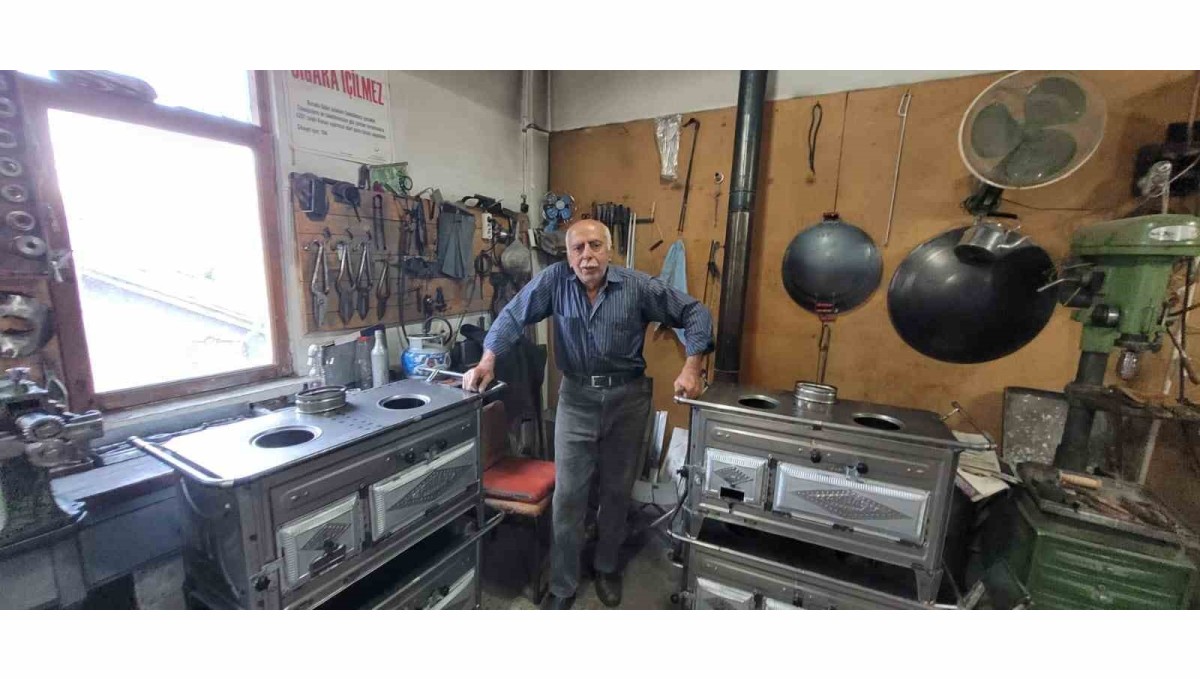 Unutulmaya yüz tutan meslek ustası. Yaptığı sobalarla içleri ısıtıyor