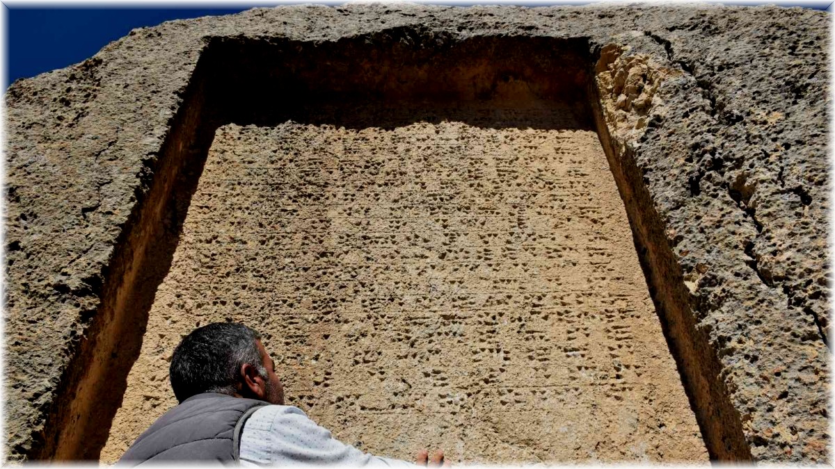 Urartular tarafından çivi yazısıyla yazılan 3 bin yıllık taş kitabe, ilk günkü ihtişamını koruyor