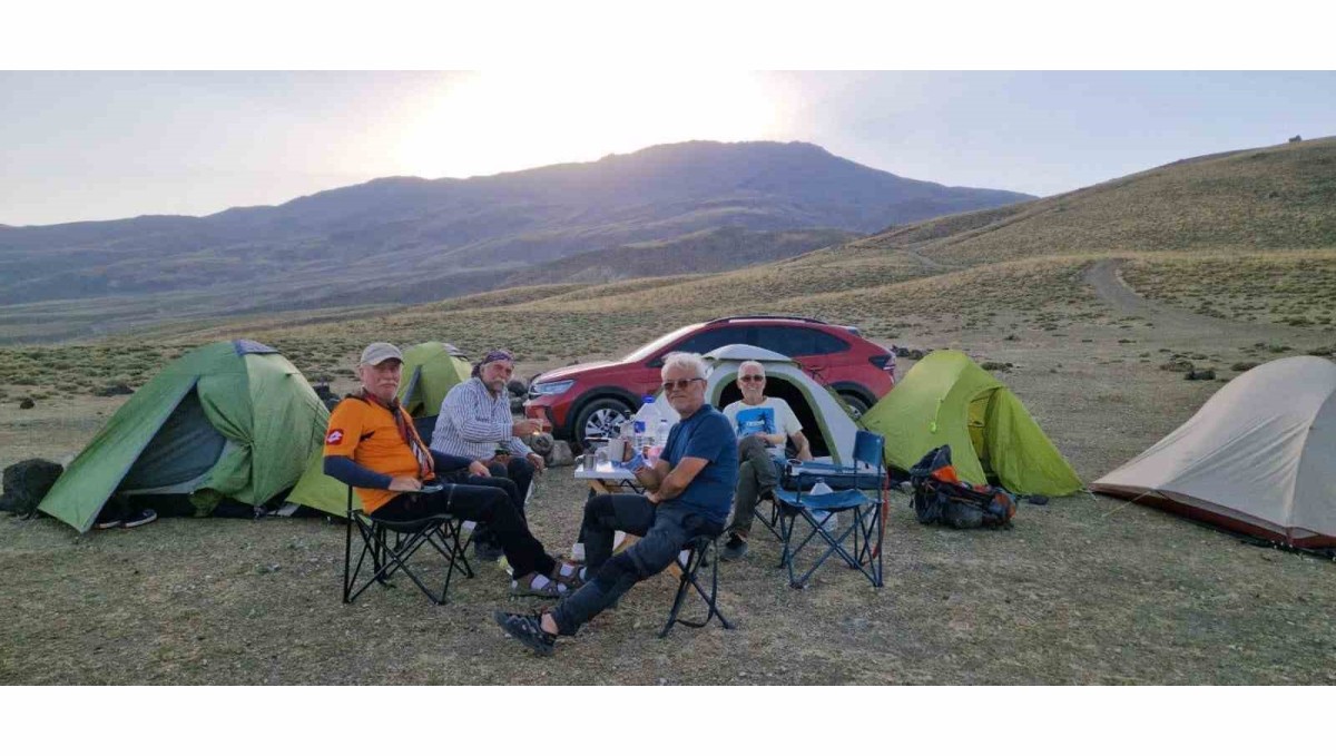 Uşaklı dağcılar, Malazgirt Zaferi anısına Süphan Dağı'na tırmandı