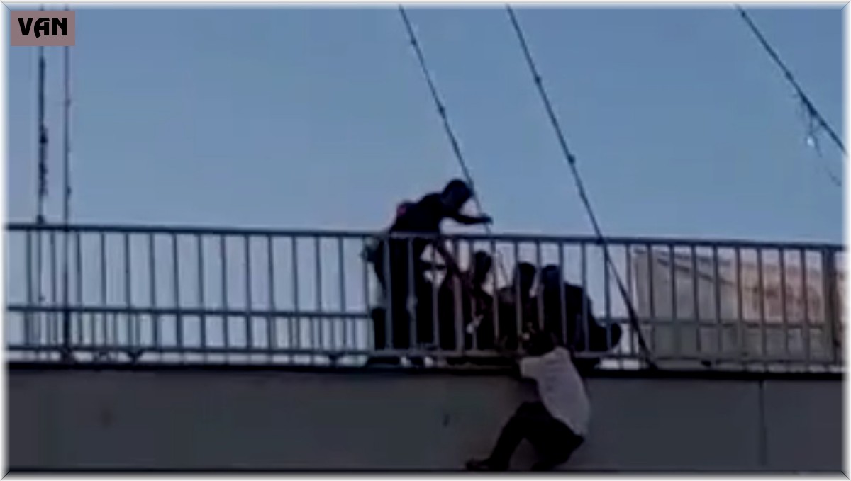 Üst geçide çıkan şahıs ikna edildi