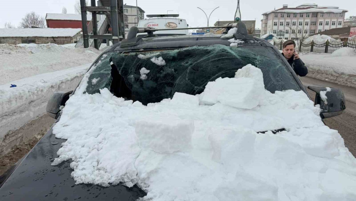 Üst geçitten otomobilin üzerine kar kütlesi düştü: 1 yaralı