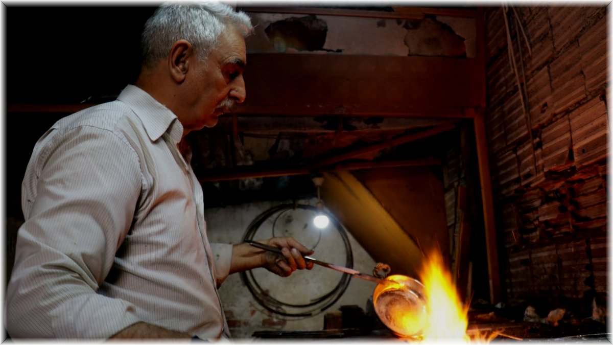 Ustasından öğrendiği mesleği 54 yıldır sürdürüyor