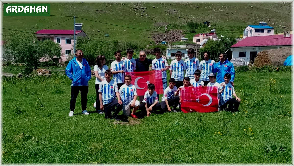 UYAFA, Ardahanlı çocuklara spor malzemesi dağıttı