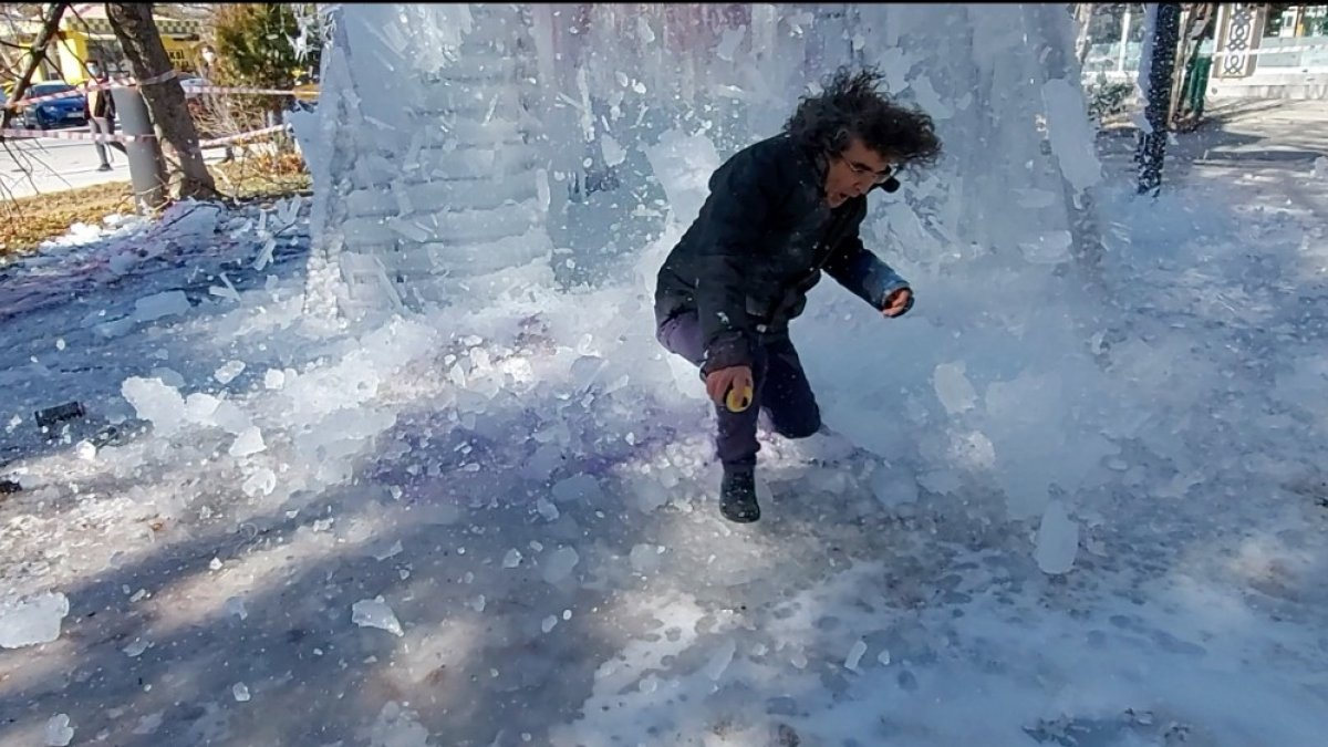 Üzerine buz kütlesi düşen profesör ölümden döndü