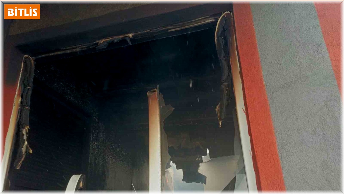 Üzerine yıldırım düşen ev küle döndü