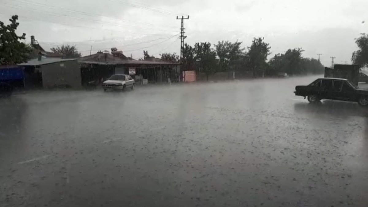 Üzümlü'de dolu yağışı etkili oldu