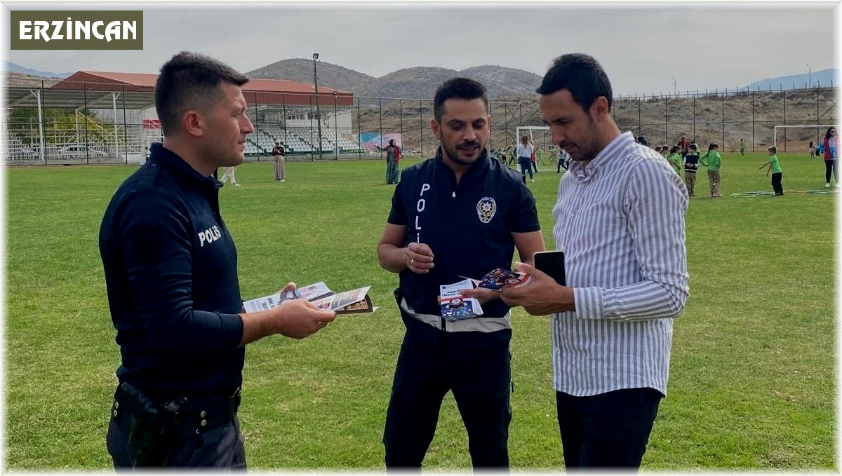 Üzümlü'de polisler bilgilendirme faaliyetinde bulundu