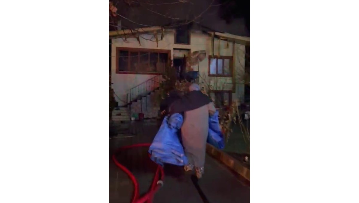 Uzundere'de ev yangını