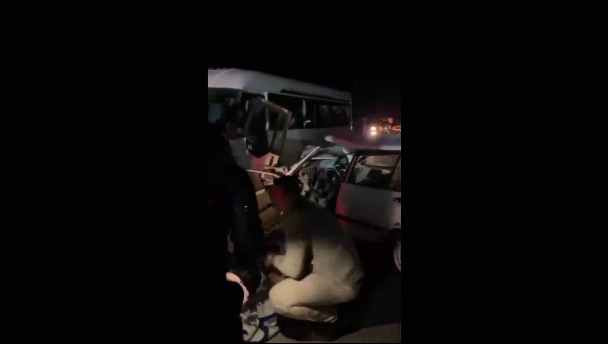 Uzundere'de midibüs ile otomobil çarpıştı: 2 yaralı