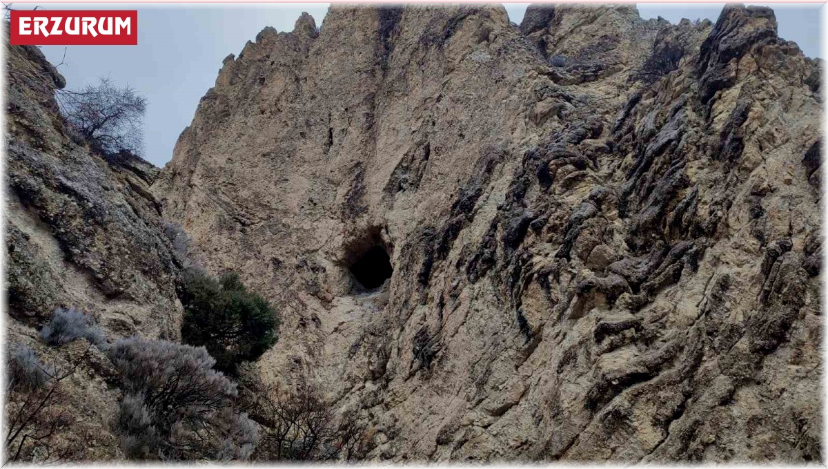 Uzundere'deki peri bacaları Kapadokya'yı hatırlatıyor