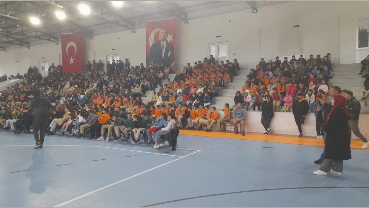 Vagon Sahne Akyaka'da çocuklarla buluştu