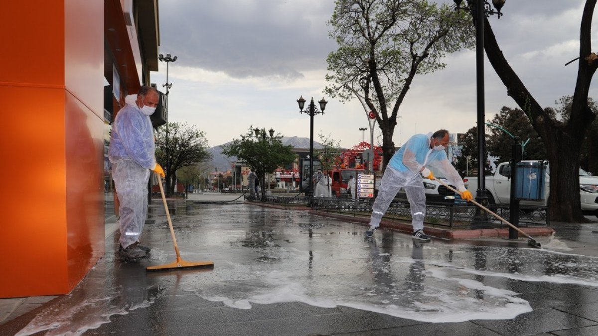 Vaka sayısının en fazla artış gösterdiği illerden Erzincan'da cadde ve sokaklar dezenfekte edildi