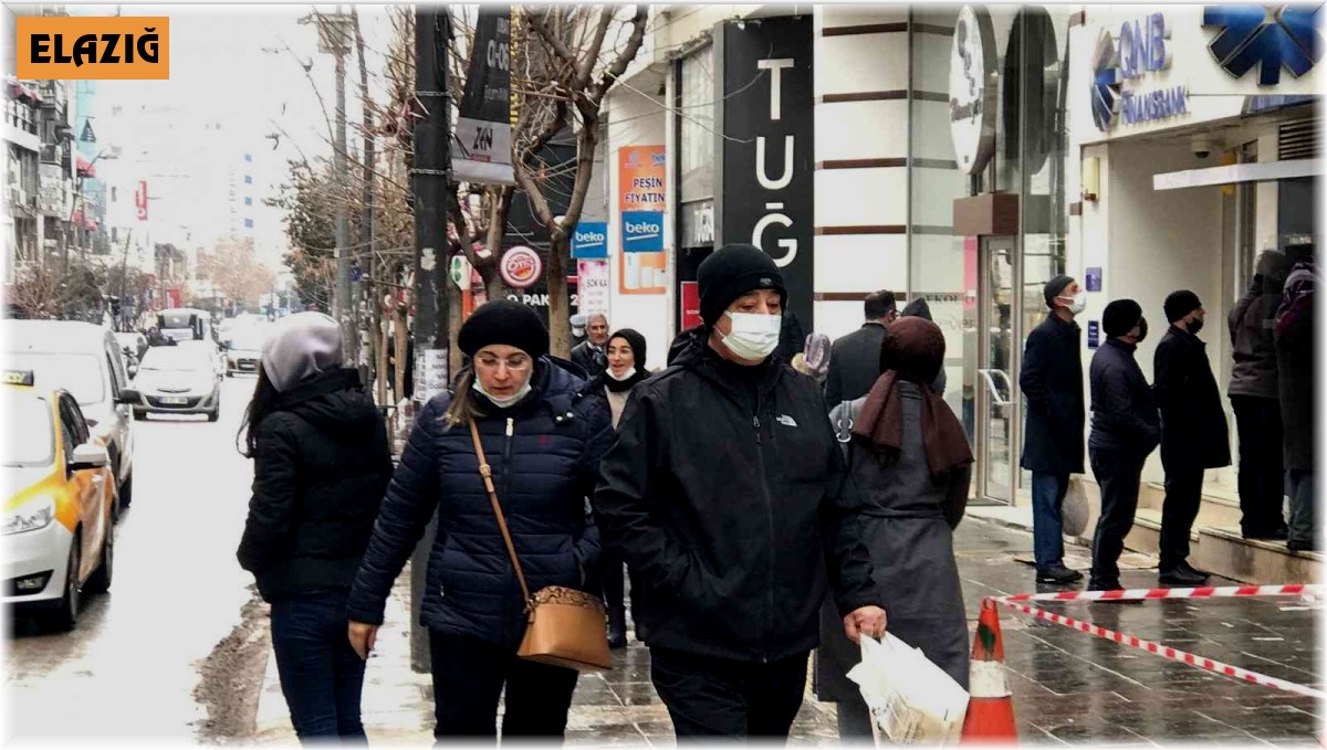 Vaka yoğunluğu en çok artan 10 il arasına giren Elazığ'da vatandaşlar, kuralların ve aşının önemine dikkat çekti