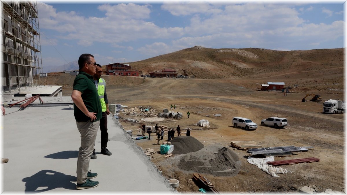 Vali Akbıyık, 130 yataklı otelde incelemelerde bulundu