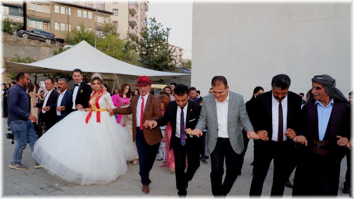 Vali Akbıyık, aşiret düğününde halay çekti