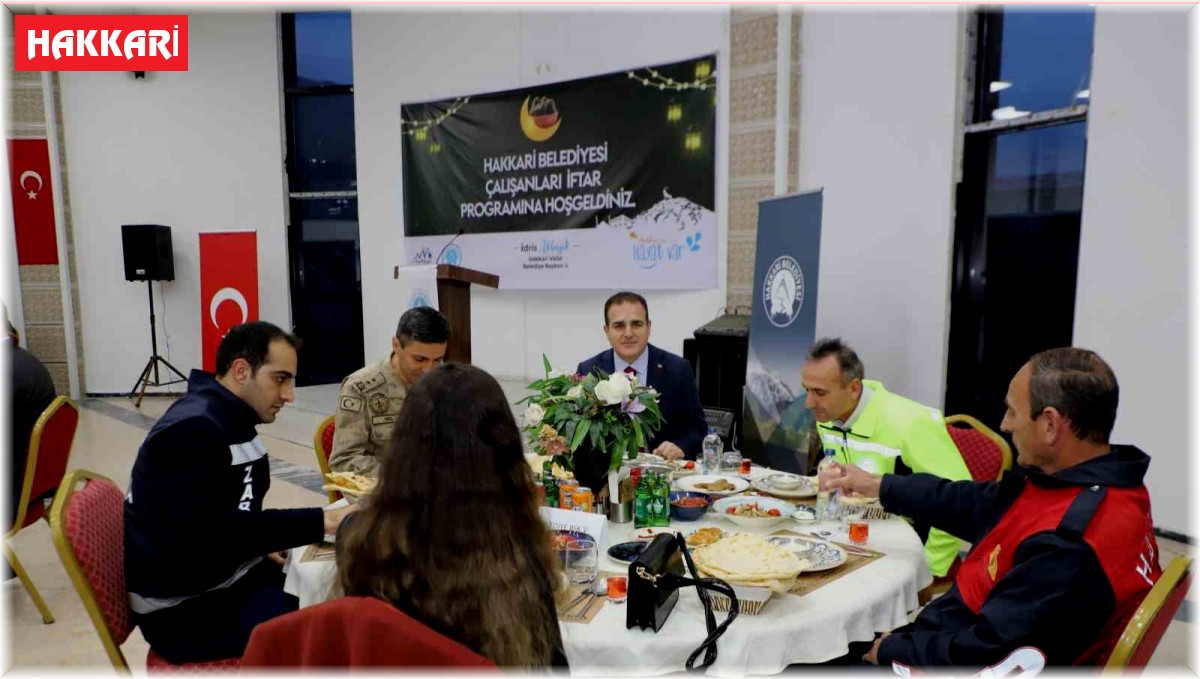 Vali Akbıyık belediye personeli ile iftar açtı